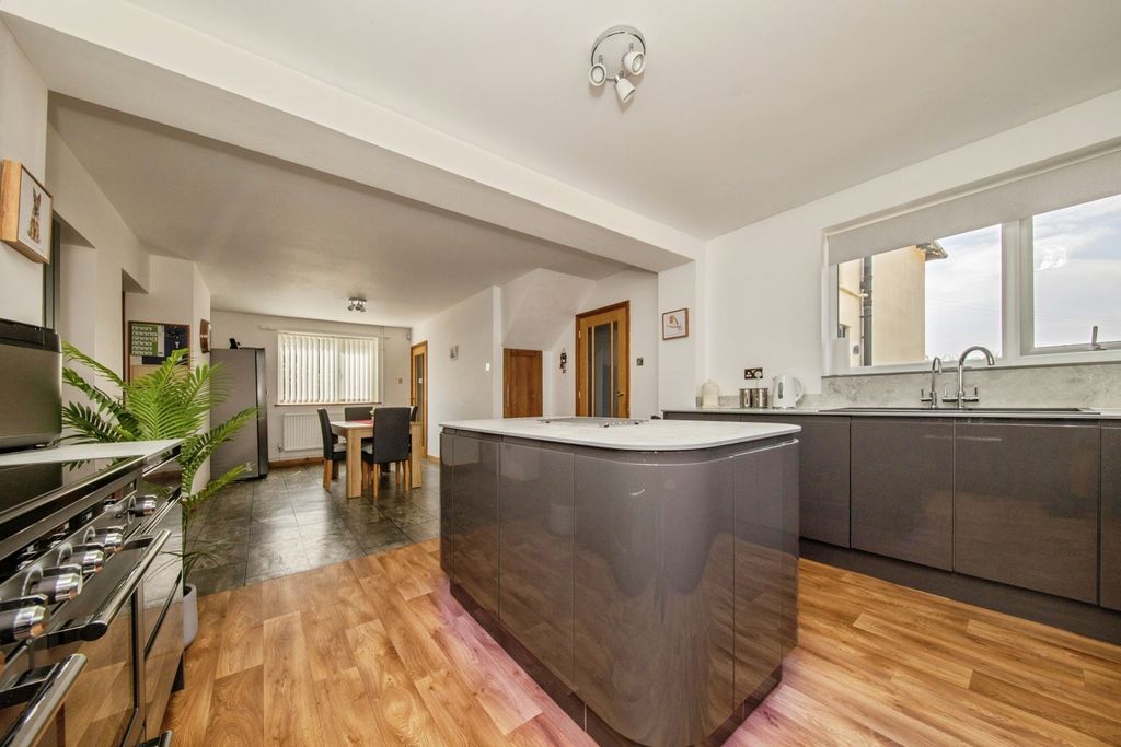 Property photo 3 of 33 Pbox-Img.Jpg