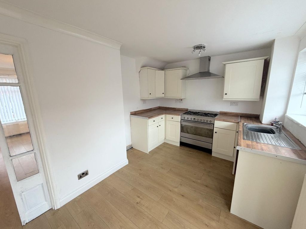 Property photo 3 of 9 Dining Kitchen