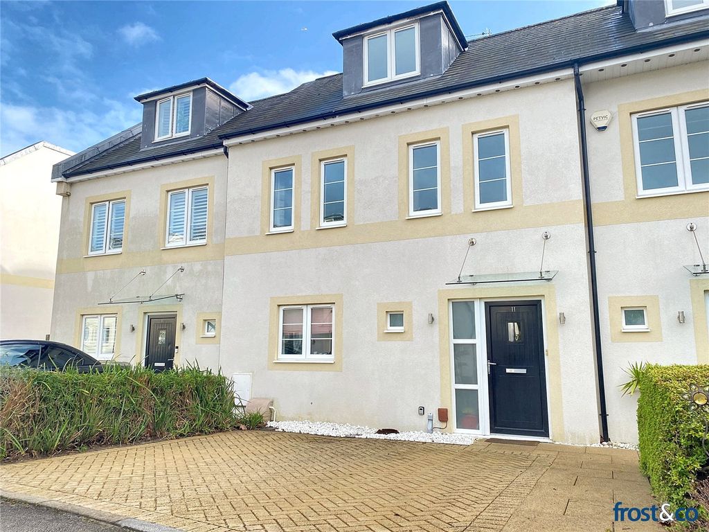 Property photo 1 of 16 Park Close