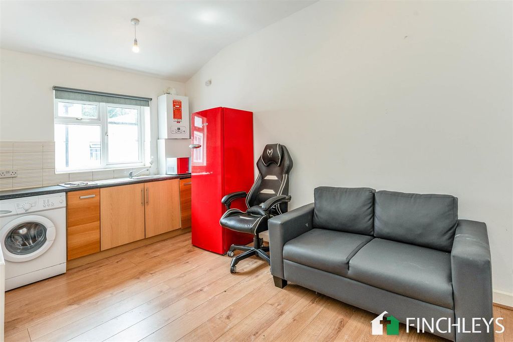 Property photo 3 of 8 Flata44-46Hendonlanelondonn31Tt-9.Jpg