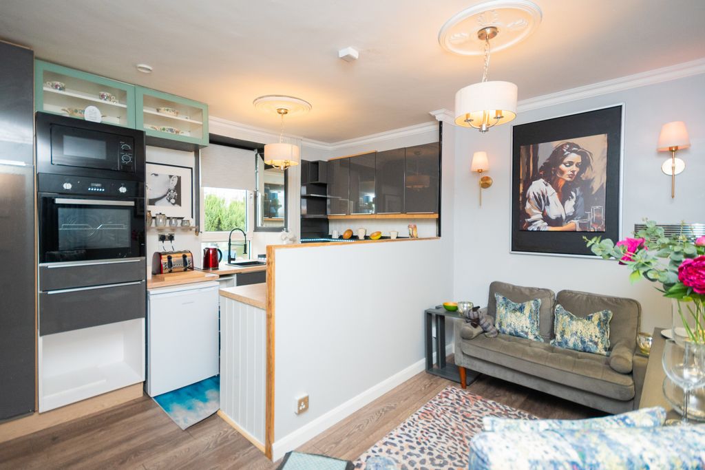 Property photo 2 of 14 Lounge