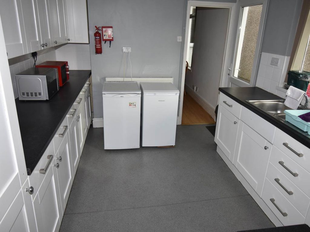 Property photo 2 of 10 Kitchen 2