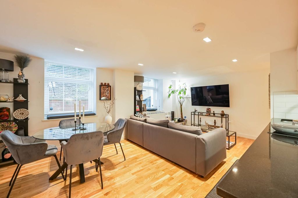 Property photo 2 of 23