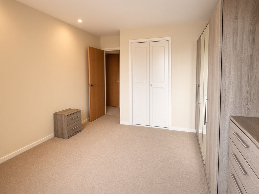 Property photo 2 of 6 Bedroom