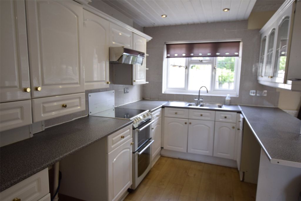 Property photo 2 of 10 Kitchen