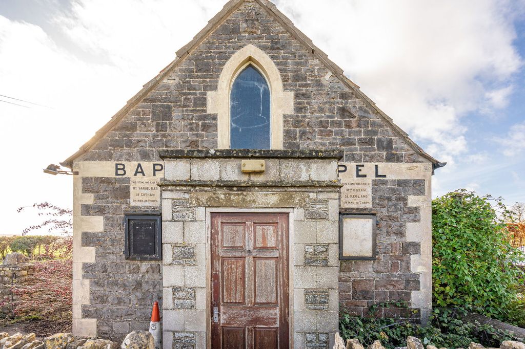 Property photo 2 of 8