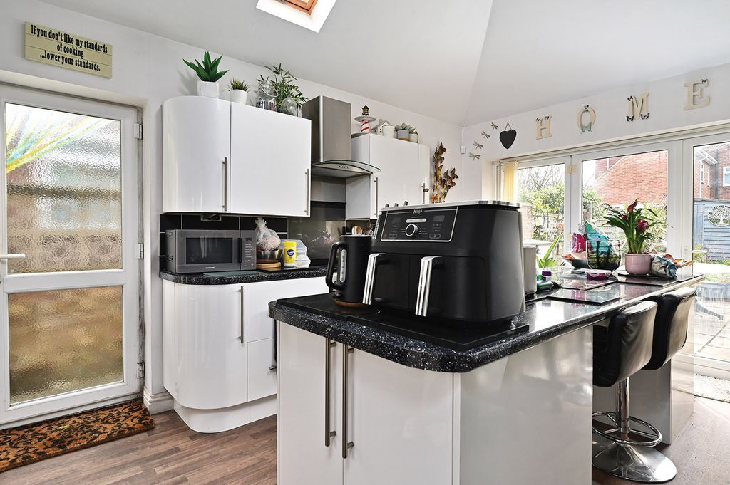 Property photo 3 of 7 33-Frogmore-Park-Drive (4)