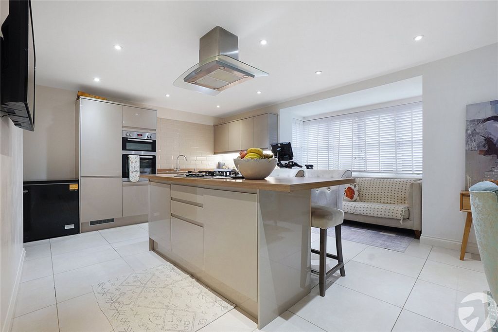 Property photo 2 of 31 Kitchen