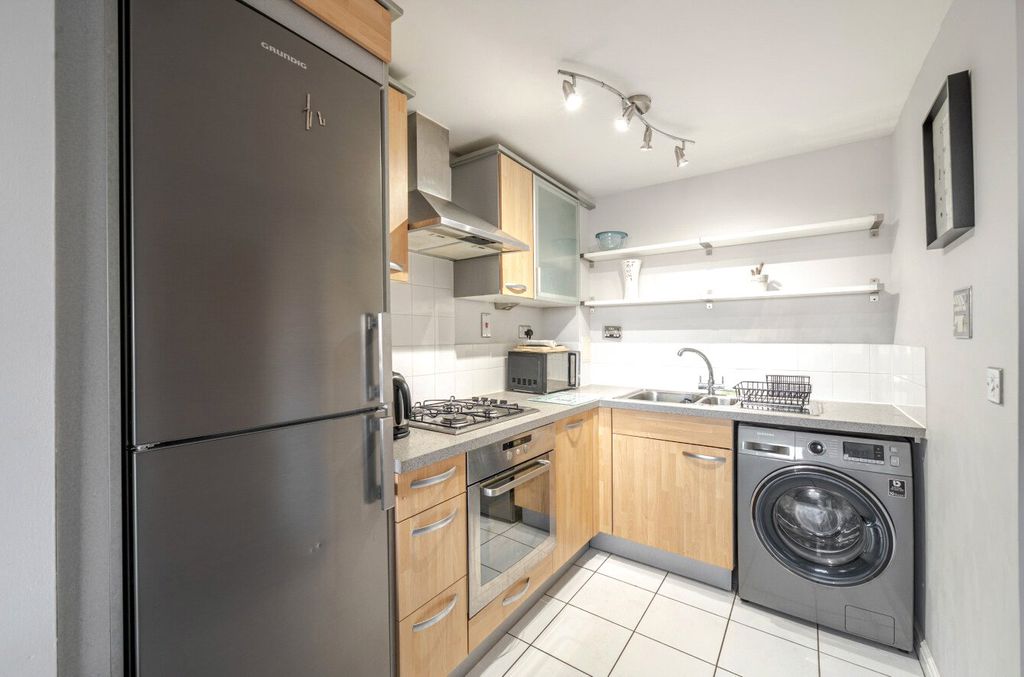 Property photo 3 of 12 1384138-6-6929Ca2...