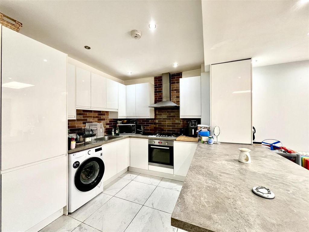Property photo 3 of 12 Kitchen