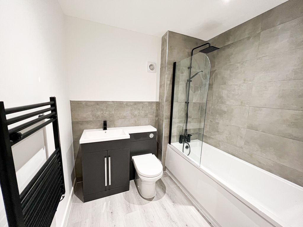 Property photo 2 of 9 Bathroom