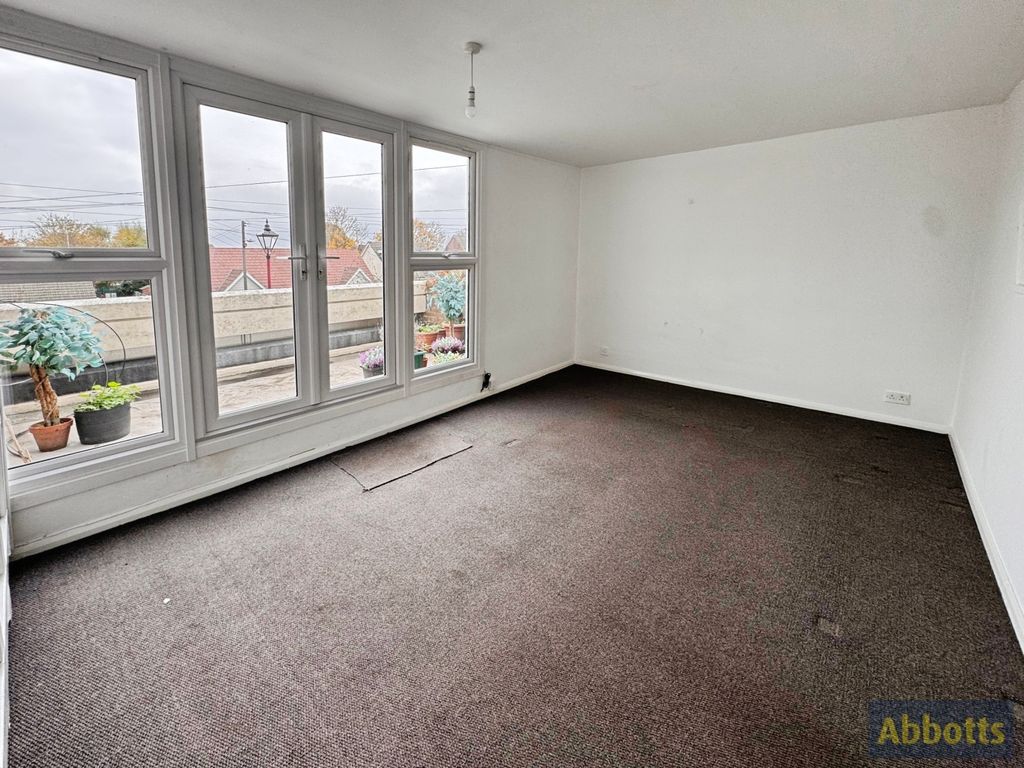 Property photo 3 of 8 Lounge