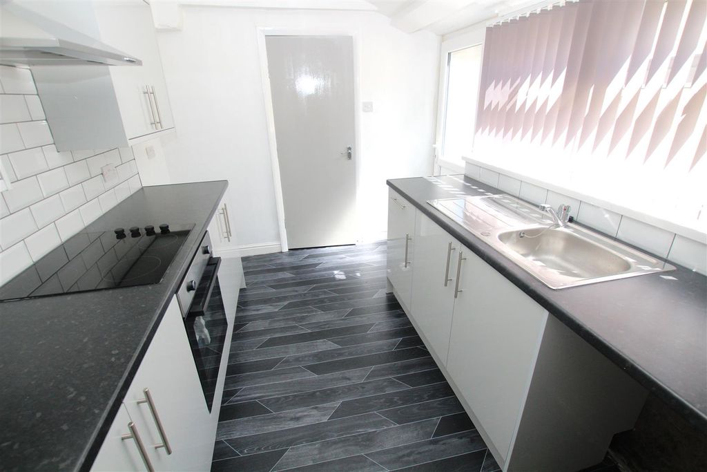Property photo 2 of 8 Kitchen.Jpg
