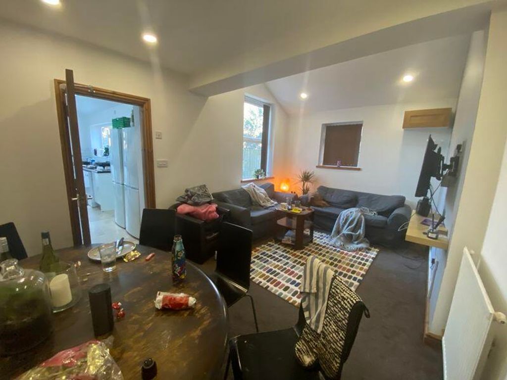 Property photo 1 of 10 A Spacious And Inviting Modern Living Room, Perfec...