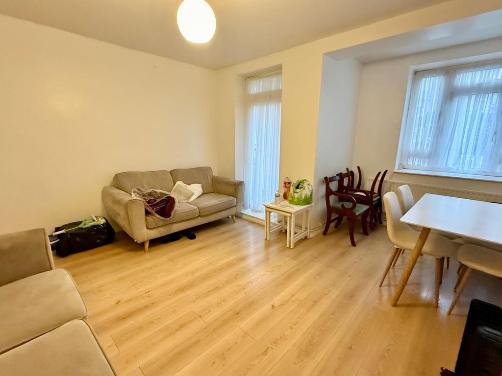 Property photo 1 of 12 2-Bedroom Flat Near Aldgate East