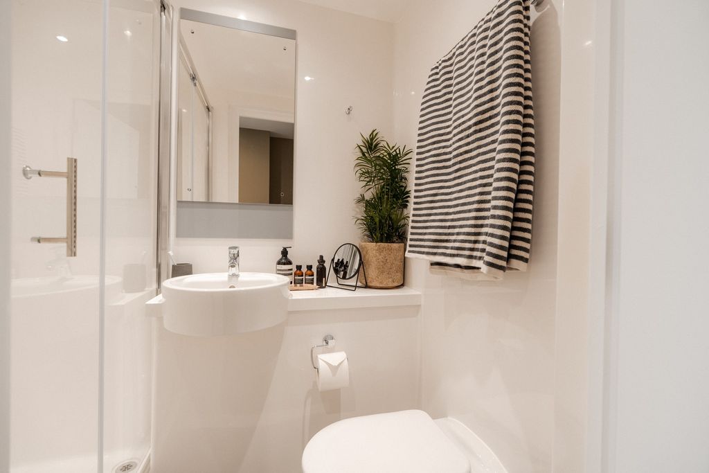 Property photo 2 of 15 Bathroom