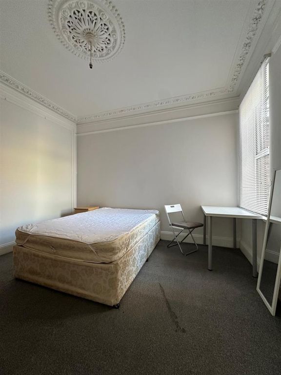 Property photo 3 of 13 Bed2.1.Jpg