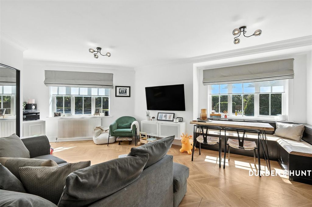 Property photo 2 of 17 Walter Mead Close