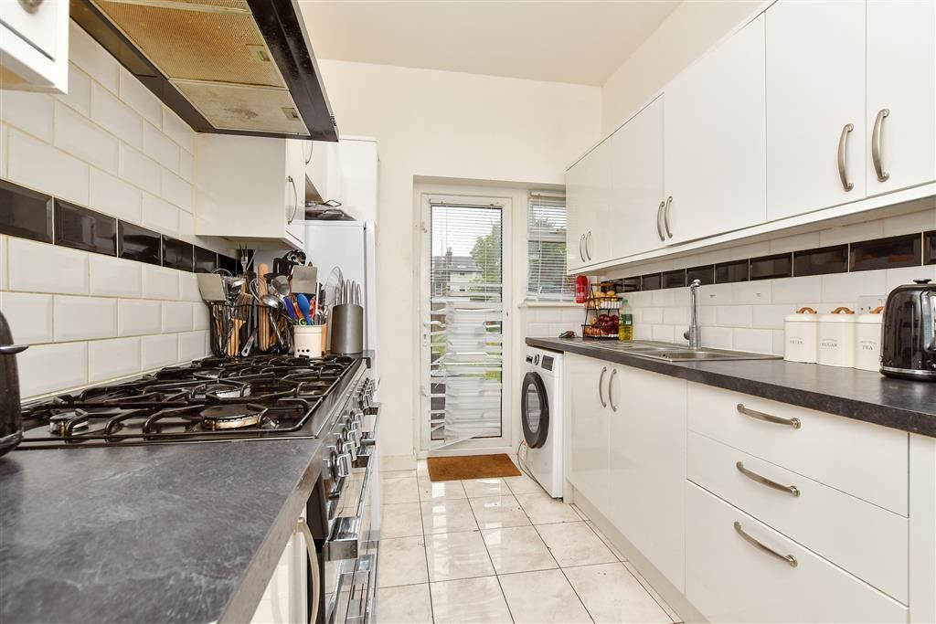 Property photo 3 of 11 Kitchen