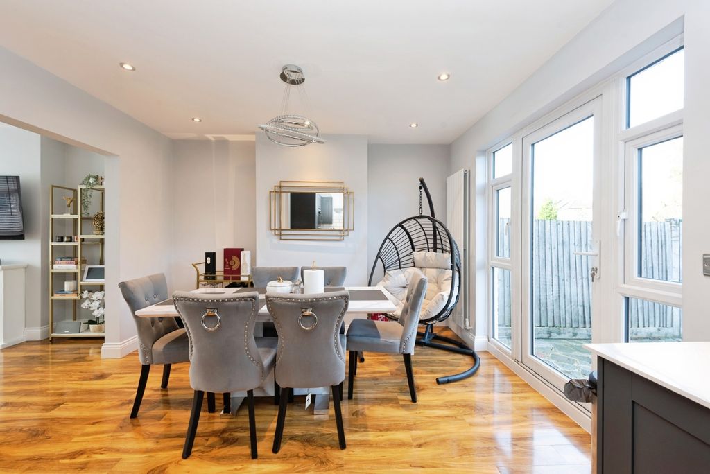 Property photo 3 of 17 Photo