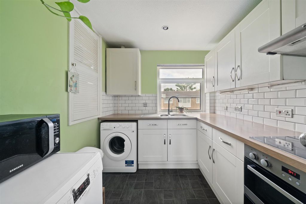 Property photo 3 of 11 Kitchen