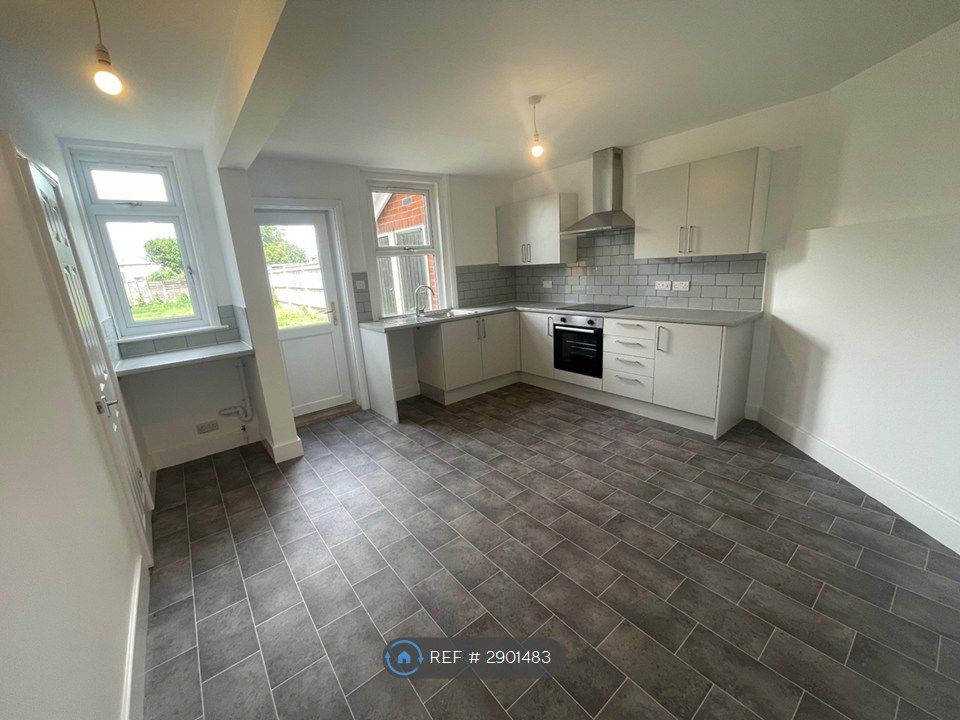 Property photo 3 of 19 Kitchen
