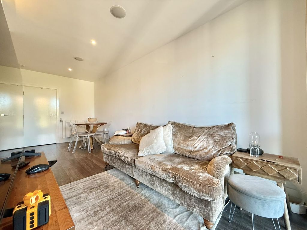 Property photo 1 of 12 Studio Apartment To Rent