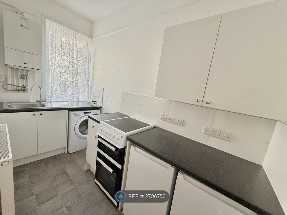 Property photo 3 of 8 Kitchen