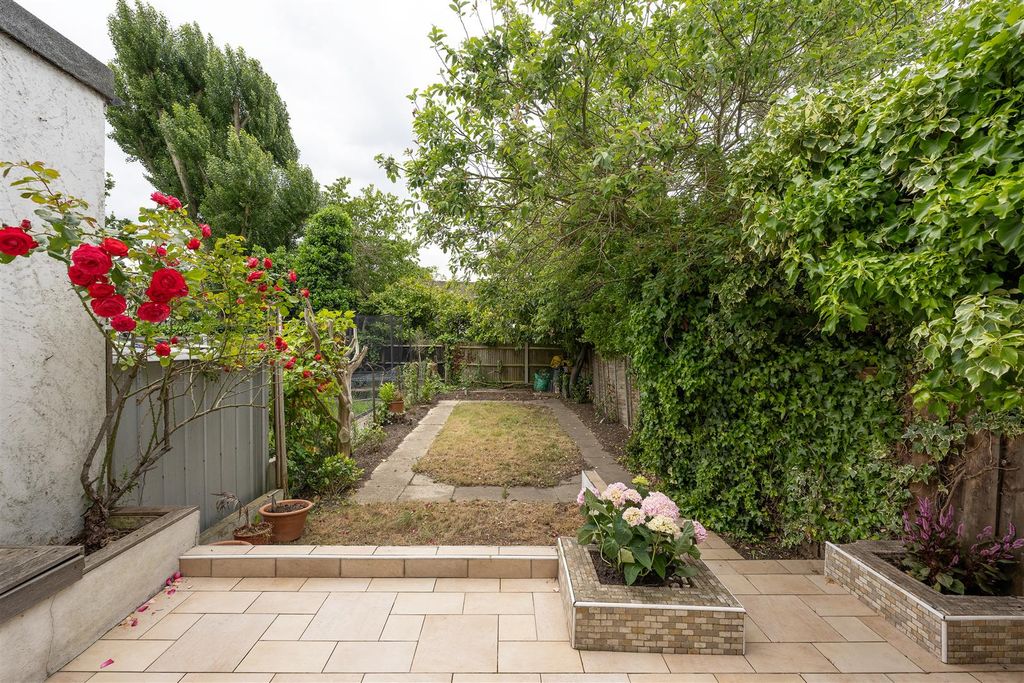 Property photo 3 of 28 Grove Hill, E18