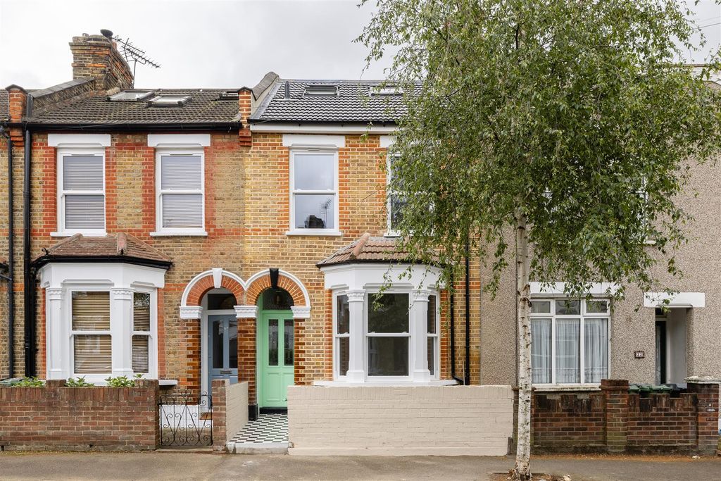 Property photo 1 of 33 Worcester Road, E17