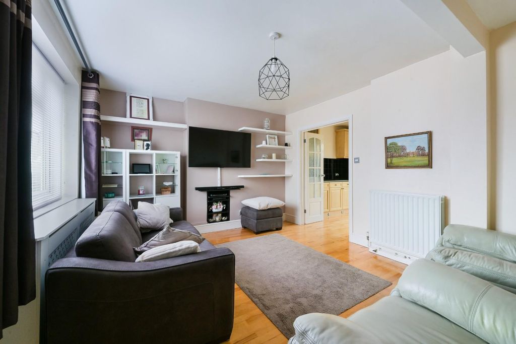 Property photo 3 of 13 Marbles Way