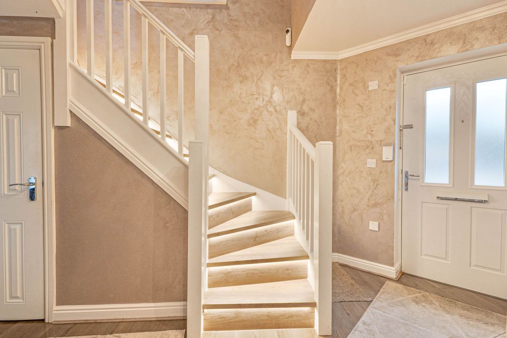 Property photo 3 of 18 Entrance Hall