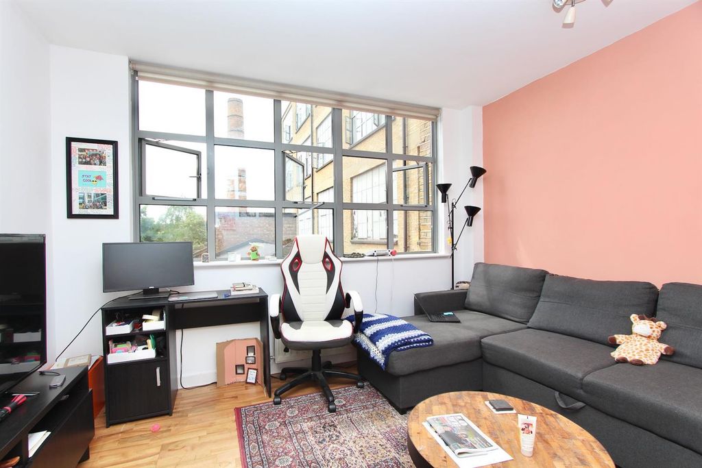 Property photo 3 of 11 Somerford Grove, N16