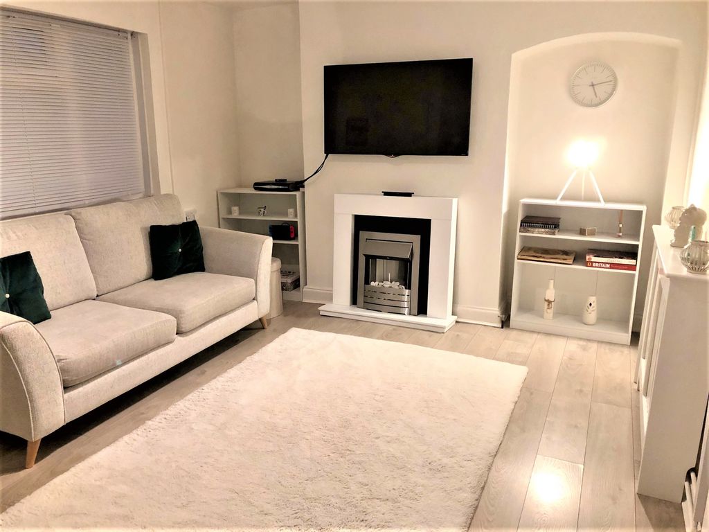 Property photo 2 of 12 Lounge