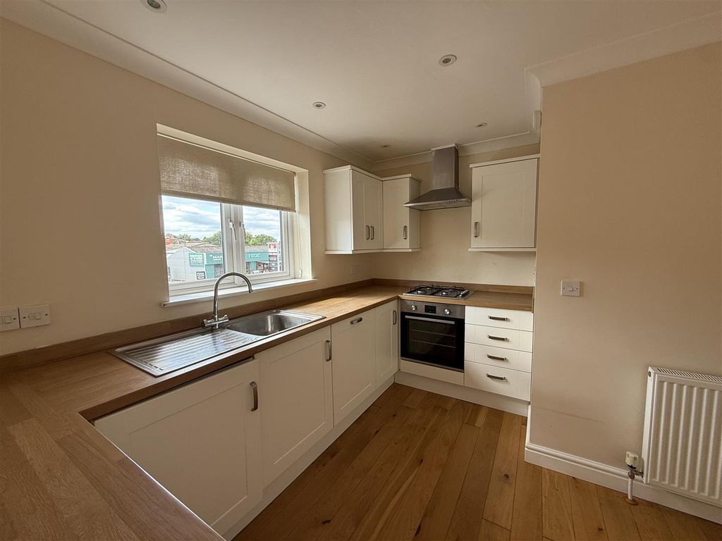 Property photo 3 of 11 Kitchen