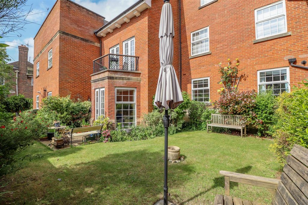 Additional image 20 of 2 bed flat for salePotters Place, Horsham RH12