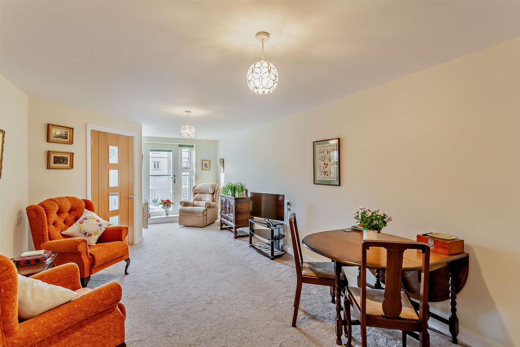 Property photo 2 of 17 8578946-Interior07-800.Jpg