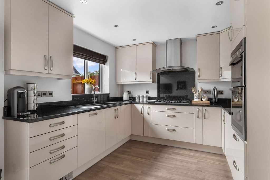 Property photo 2 of 27