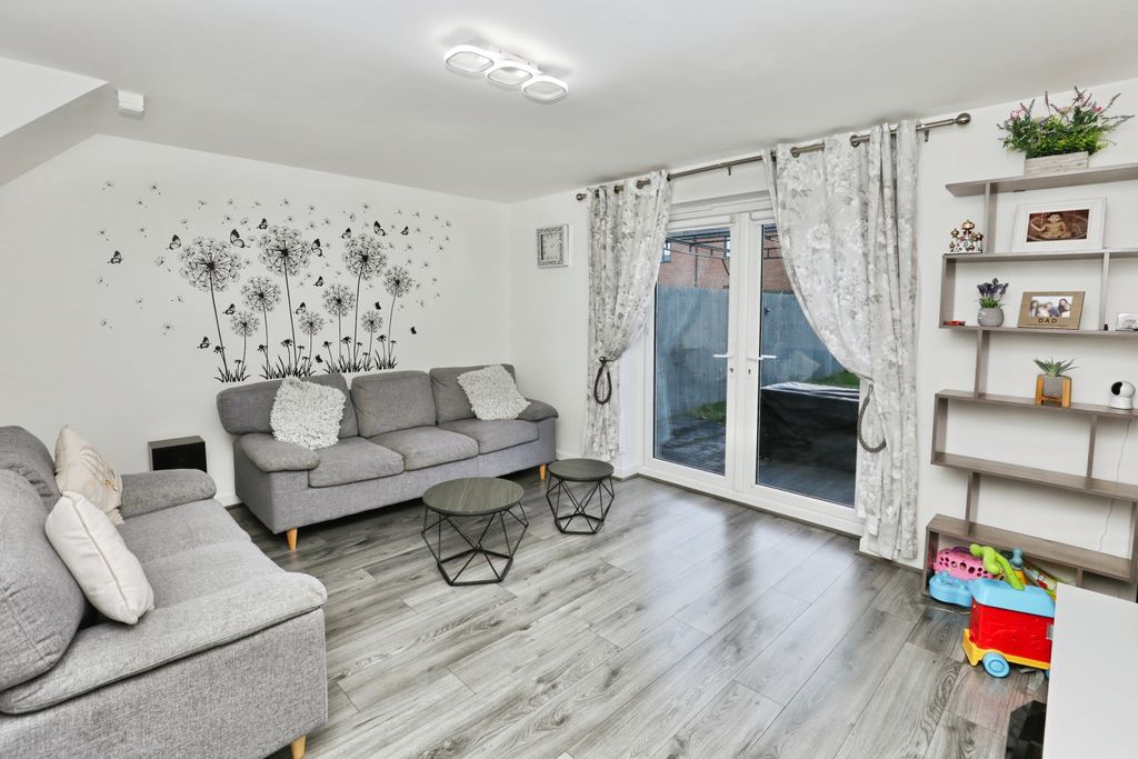 Property photo 3 of 15 Lounge