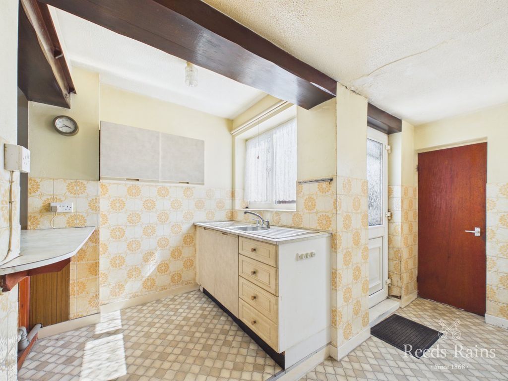 Property photo 3 of 18 Kitchen