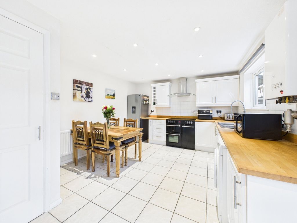 Property photo 3 of 12 Kitchen