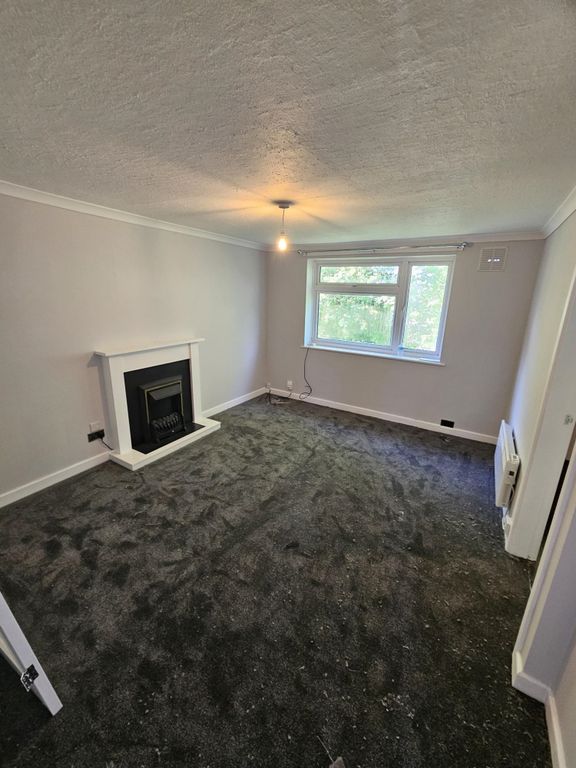 Property photo 3 of 6 Lounge1