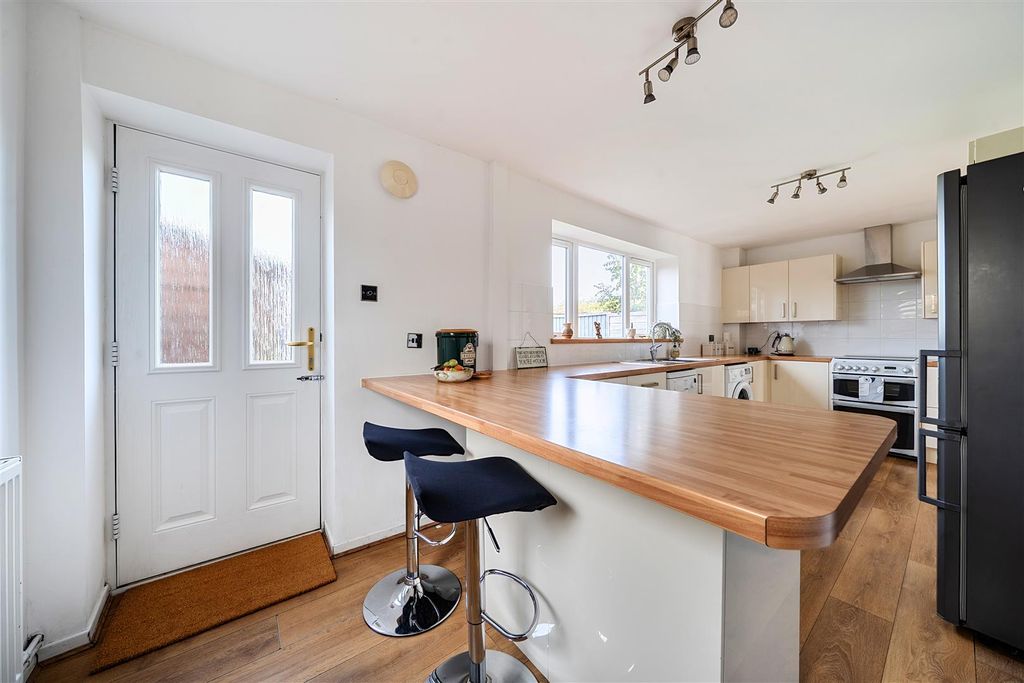 Property photo 3 of 9 Kitchen