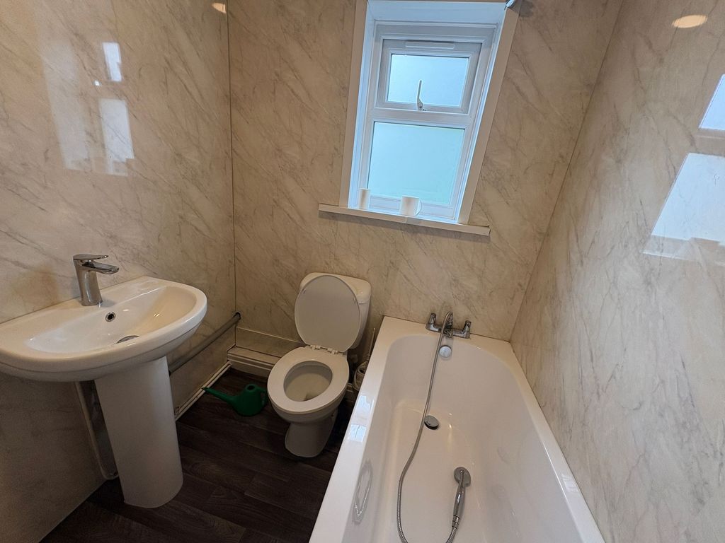Property photo 3 of 16 Bathroom