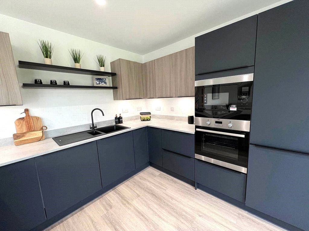 Property photo 3 of 10 Kitchen
