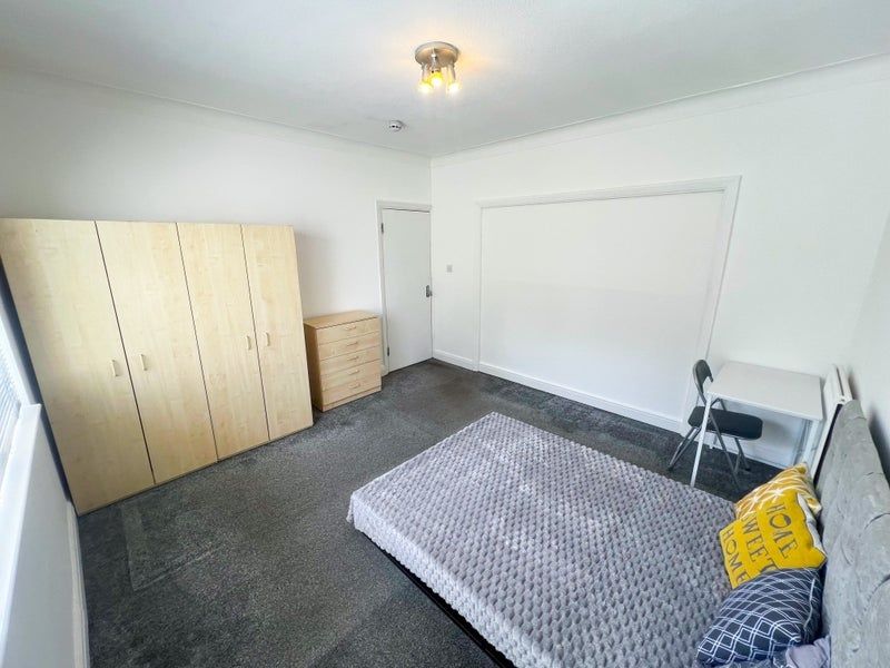 Property photo 2 of 6 Bright And Tidy Double Bedroom Featuring A Comfort...