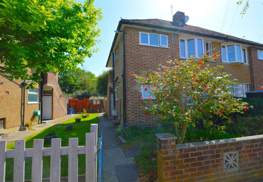 Property photo 1 of 7 26 Bramley Close.Jpg
