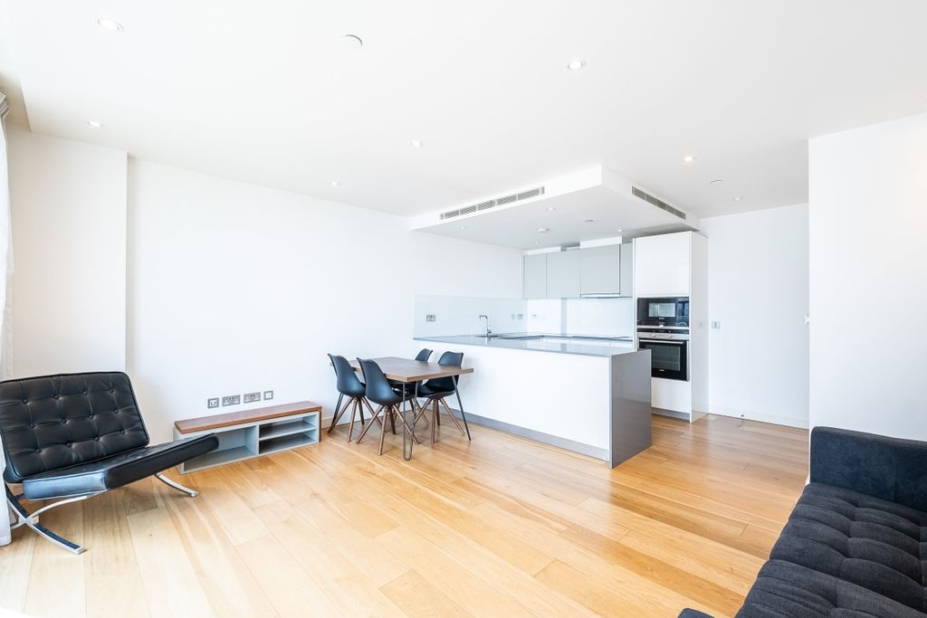Property photo 1 of 11 Regents Wharf