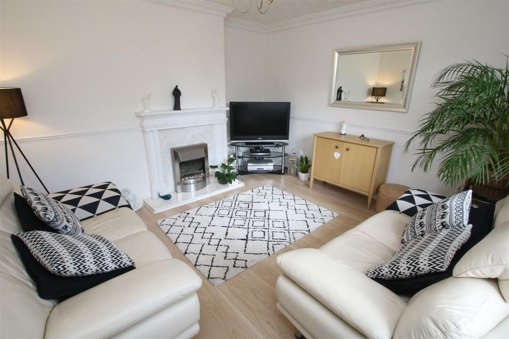 Property photo 2 of 18 Lounge