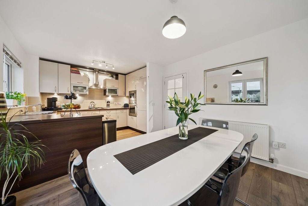 Property photo 2 of 32